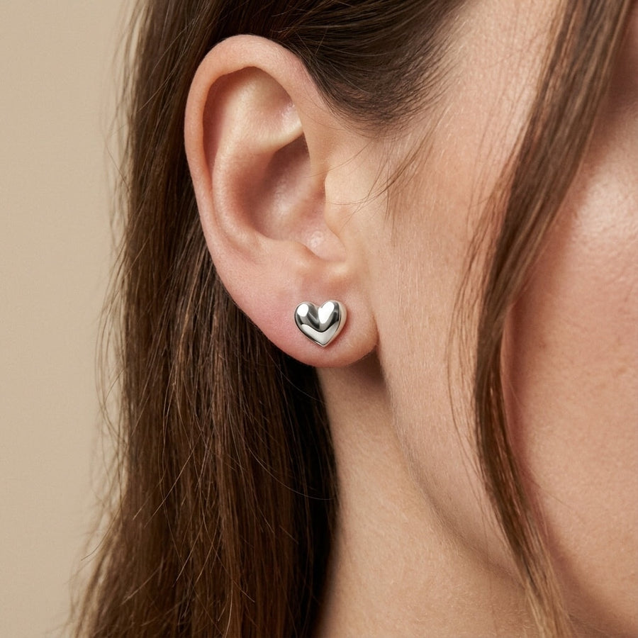 10KT Gold Heart Studs Earrings Bijoux Signé Luxo White 