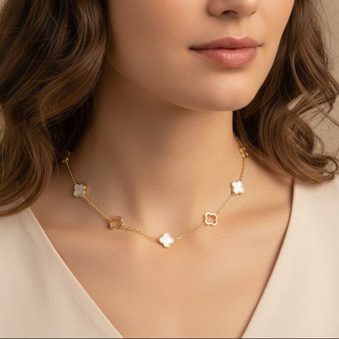 10KT Gold Mini Clover Necklace Necklace Bijoux Signé Luxo 