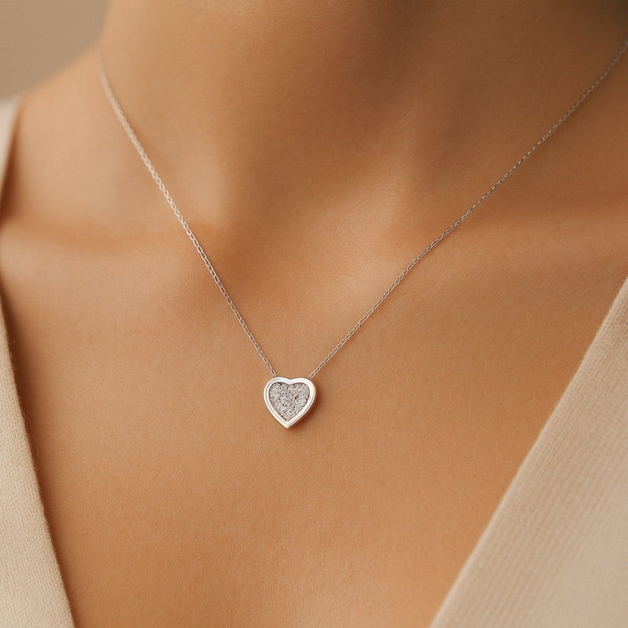 10KT Gold Single Heart Necklace Necklace Bijoux Signé Luxo White 