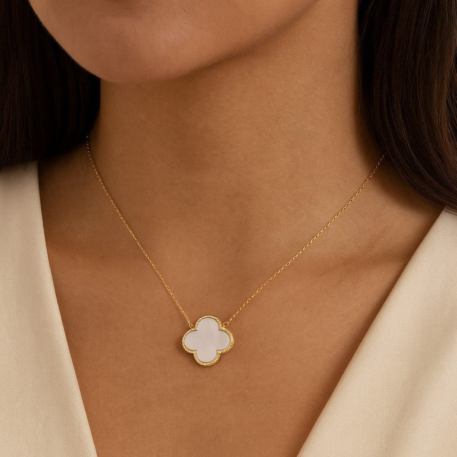 10KT Gold Single Vintage Clover Mother of Pearl Necklace Necklace Bijoux Signé Luxo 