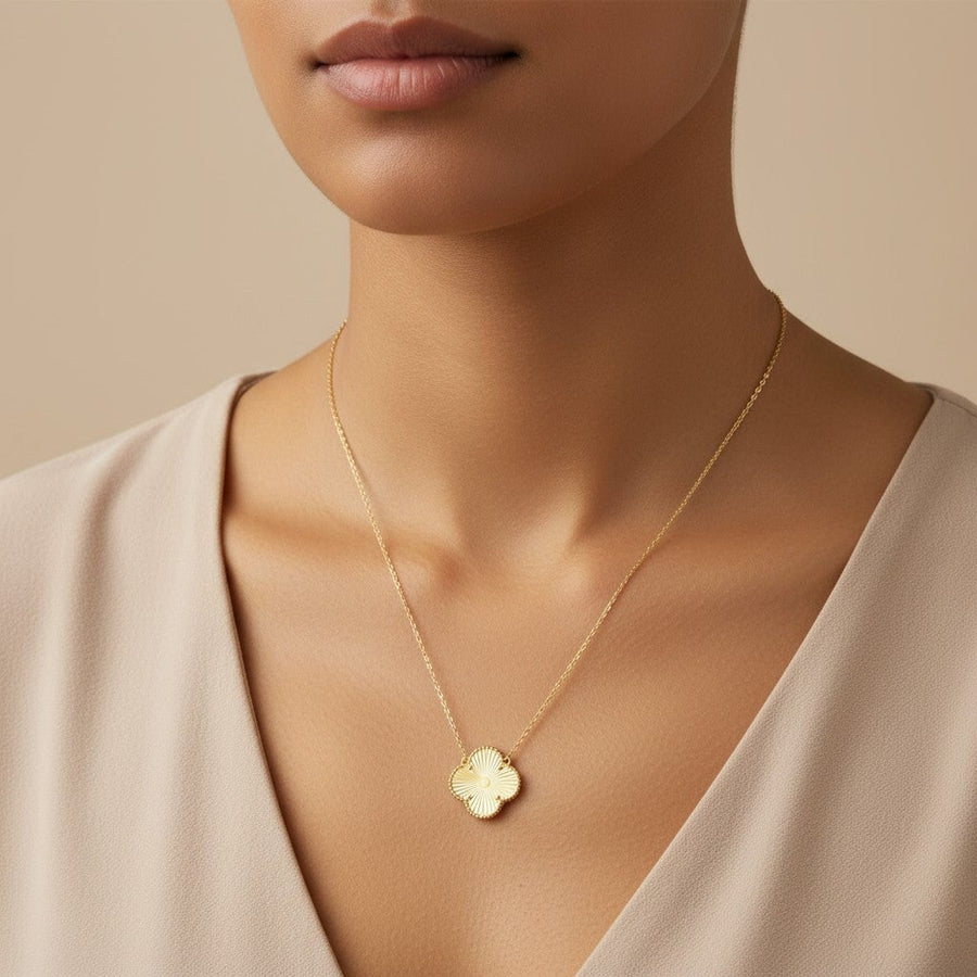 10KT Gold Single Vintage Clover Necklace Necklace Bijoux Signé Luxo 